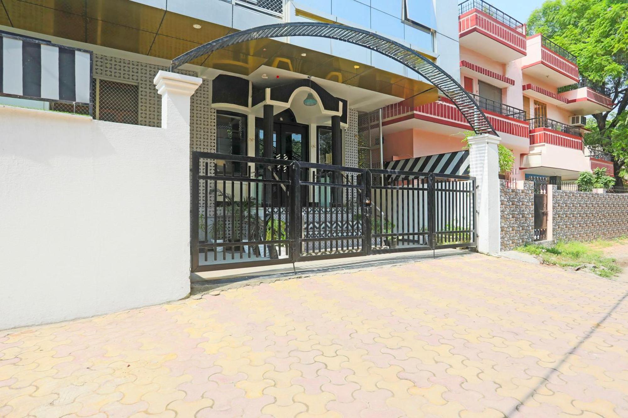 Super Townhouse Cantonment Varanasi Formerly Sarin Inn Екстер'єр фото